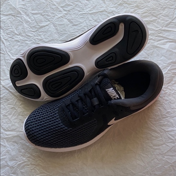NWT Nike Revolution 4 - Picture 7 of 8